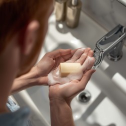 L’instant apaisant du soin, douceur sur peau masculine.